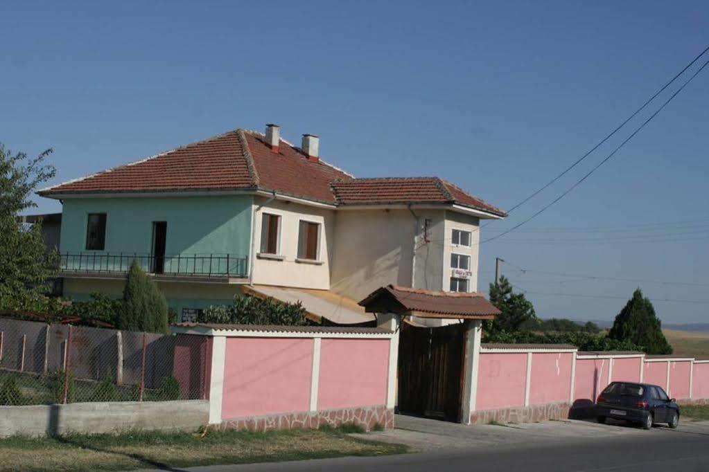 Guest House Edelvais Dve Mogili Экстерьер фото